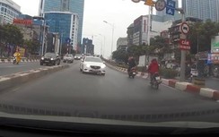 Video: Suýt chết vì ô tô phóng ngược chiều trên cầu vượt, nháy đèn led