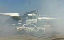 Video: Pha "drift" xuất thần của xe bồn cứu chú bò khỏi tay tử thần