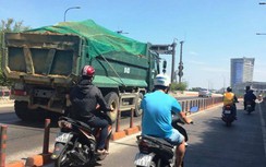 Xe quá tải nghênh ngang chạy đường cấm