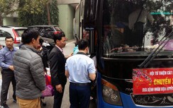 Ấm áp chuyến xe yêu thương đưa bệnh nhân về quê ăn Tết