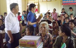 Công đoàn Cục QLĐB IV trao quà đồng bào vùng sâu vùng xa