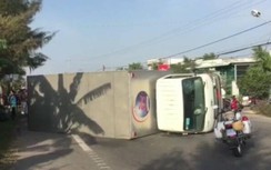 Xe tải lật nghiêng sau va chạm với xe máy, QL1 ùn tắc nghiêm trọng