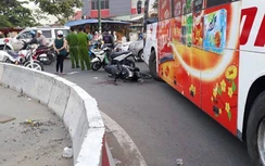 Va chạm với xe khách, nam thanh niên bị cán nát đôi chân