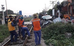 Xế hộp chết máy trên đường sắt, bị tàu hỏa tông nát đầu