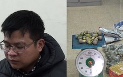 Nhân viên công chứng vận chuyển lượng lớn pháo nổ trái phép