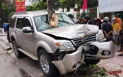 Đứng chờ xe buýt, 2 mẹ con bị ô tô "điên" đâm gục