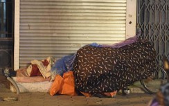 Xúc động món quà bất ngờ trong đêm dành tặng người vô gia cư ở Hà Nội