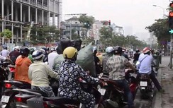 Thản nhiên dừng đèn đỏ lấn làn cho phép xe rẽ phải