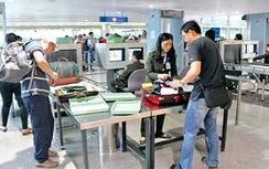 Mất cả chuyến đi vì liều mang bình xịt hơi cay lên máy bay