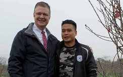 Đại sứ Mỹ tại Việt Nam tự tay ghép đào, chúc mừng Tết Kỷ Hợi 2019