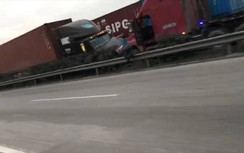 Nóng: Tài xế đạp cửa tháo chạy khi bị container phóng ngược "truy sát"