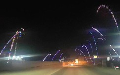 Nguy cơ mất an toàn giao thông trên QL1A khi "cây nêu" vươn ra đường