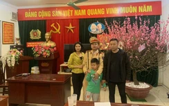 Hà Nội: CSGT giúp bé trai 7 tuổi đi lạc về với gia đình