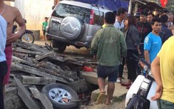 Ô tô điên ủi bay nhiều xe máy, đâm tử vong 1 phụ nữ trước cửa nhà