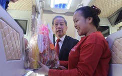 Chủ tịch tỉnh động viên lái xe, hành khách về quê đón Tết an toàn