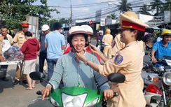 30 Tết, CSGT Bến Tre chặn xe tặng MBH khiến nhiều người ngỡ ngàng