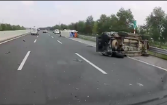 Xe khách lật nhào, xe bán tải bẹp rúm trên cao tốc, 5 người bị thương