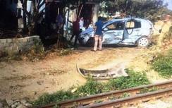 Cố vượt đường sắt, ô tô con bị đâm văng khỏi đường ray