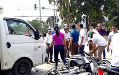 Xe tải húc hàng loạt xe máy dừng đèn đỏ, nhiều người nhập viện cấp cứu