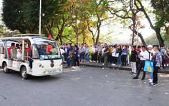 Hà Nội: Chờ cả tiếng mới có xe, ô tô điện vẫn hút du khách phố cổ ngày Tết