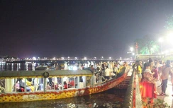 Huế: Thuyền rồng đậu “chui” nhộn nhạo đón khách