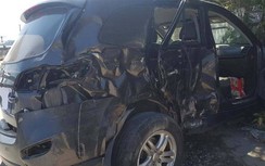 Xe khách va chạm xe con biển xanh, 3 người chết, 5 người bị thương