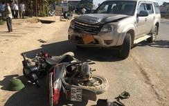 Xe máy "đấu đầu" ô tô, 2 vợ chồng nhập viện cấp cứu