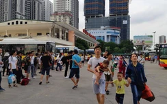 Ùn ùn đổ về Thủ đô sau nghỉ Tết, bến xe ngộp thở, đường cửa ngõ quá tải