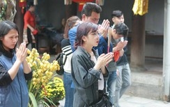 Nam thanh, nữ tú nô nức đi chùa Hà cầu duyên đầu năm mới