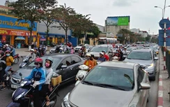 Chen chân trở lại Thủ đô sau nghỉ Tết, nhiều tuyến đường cửa ngõ tê liệt