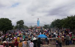 Du khách ùn ùn kéo về Mẹ Nam Hải cầu may đầu năm