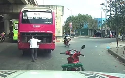 Video: Pha đón hàng như "ăn cướp" khiến người đi đường hoảng hốt