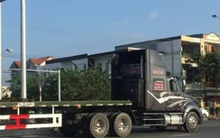 Phạt nguội đoàn xe container nối đuôi nhau vượt đèn đỏ dịp Tết