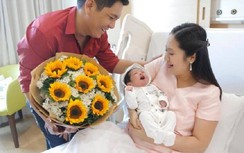 Mặc ồn ào với Trấn Thành, Đức Thịnh ôm hoa đến bệnh viện đón Thanh Thúy