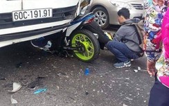 Video: Rợn người khi chứng kiến cảnh "gỡ" phượt thủ ra khỏi đầu xe tải