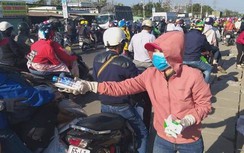 Ấm lòng những chai nước miễn phí tặng người đi đường