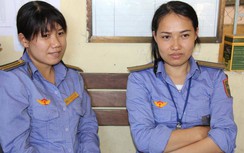 Hai nhân viên gác chắn cứu cụ bà suýt bị tàu đâm được khen là "người hùng"
