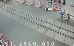 Video: 2 nhân viên gác chắn "chống lệnh" tử thần, cứu bà cụ trước mũi tàu