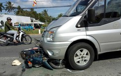 Xe máy lọt gầm ô tô khách, người đàn ông thoát chết trong gang tấc