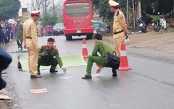 Người đàn ông tử vong thương tâm dưới mưa sau va chạm với xe khách