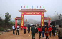 Dòng người đổ về dự lễ mở cửa trời trên đỉnh Ngàn Nưa