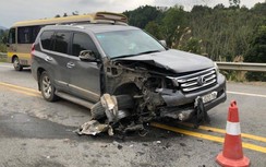 Ô tô nát đầu sau va chạm trên cao tốc, một cháu nhỏ bị thương