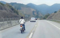 Video: Thanh niên "đầu trần" phi bạt mạng, "cân" cả cao tốc