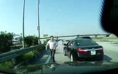 Video: Tài xế ô tô chặn đầu, dằn mặt người khác trên cao tốc