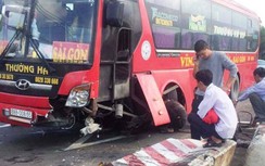 Xe khách mất lái va vào dải phân cách, hàng chục người hốt hoảng