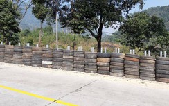 Lắp hộ lan bằng... lốp ô tô cũ trên đèo Lò Xo