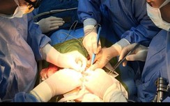 Bé trai 2 tuổi bị vỡ dạ dày do xe máy đâm được cứu sống