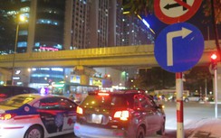 Ô tô, xe máy ào ào phạm luật vì ngã tư phân luồng "chẳng giống ai"