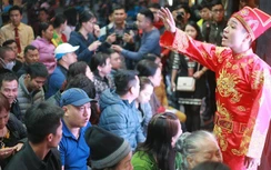 Khách được "tiếp tế" nước uống, đồ ăn lấy sức mua vàng ngày vía Thần Tài