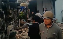 Nóng: Kinh hoàng xe khách tông sập nhà dân, người nằm la liệt